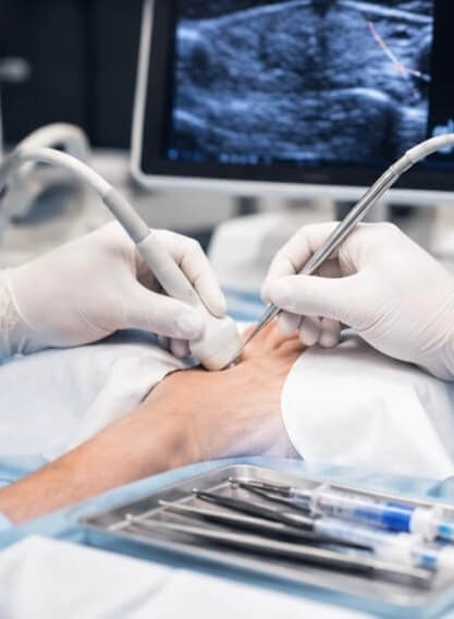 Cirugía podológica: valoración y seguimiento Profesional atendiendo el pie durante un procedimiento de cirugía podológica